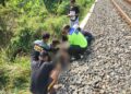Seorang Lansia Ditemukan Tewas di Samping Rel Kereta di Gubug Grobogan 26 Petugas kepolisian mengevakuasi jasad lansia yang tewas di samping rel kereta wilayah Desa Papanrejo, Kecamatan Gubug, Kabupaten Grobogan, Jumat, 15 Mei 2026. (Polsek Gubug/Lingkarjateng.id)