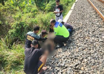 Petugas kepolisian mengevakuasi jasad lansia yang tewas di samping rel kereta wilayah Desa Papanrejo, Kecamatan Gubug, Kabupaten Grobogan, Jumat, 15 Mei 2026. (Polsek Gubug/Lingkarjateng.id)