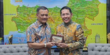 Gubernur Luthfi dan NTU Singapura Jajaki Kerja Sama Program Beasiswa S2 untuk ASN Jateng 14 Gubernur Jawa Tengah, Ahmad Luthfi, berfoto dengan Senior Advisor NTSU Singapore, Mohamad Maliki bin Osman, di Kantor Gubernuran, Semarang, Jumat, 8 Mei 2026. (Humas Pemprov Jateng/Lingkarjateng.id)
