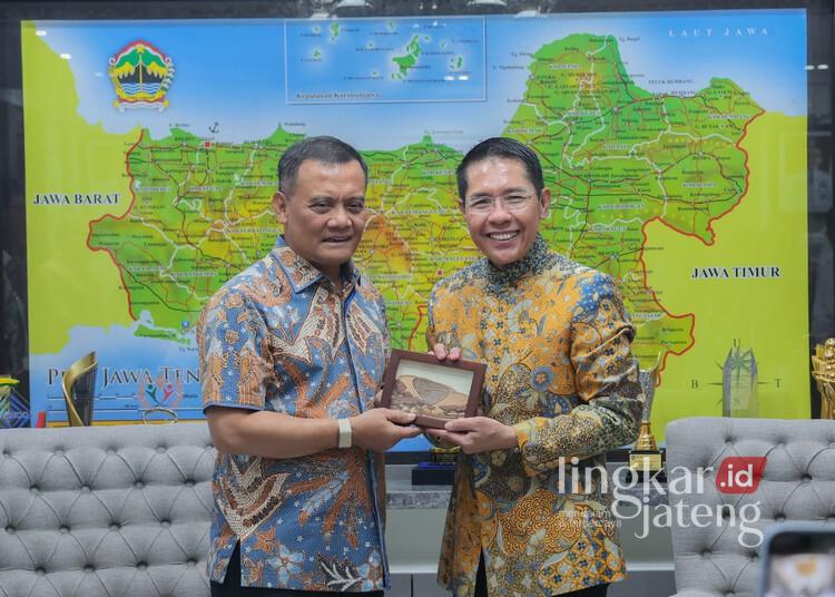 Gubernur Luthfi dan NTU Singapura Jajaki Kerja Sama Program Beasiswa S2 untuk ASN Jateng 25 Gubernur Jawa Tengah, Ahmad Luthfi, berfoto dengan Senior Advisor NTSU Singapore, Mohamad Maliki bin Osman, di Kantor Gubernuran, Semarang, Jumat, 8 Mei 2026. (Humas Pemprov Jateng/Lingkarjateng.id)