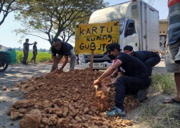 Desak Perbaikan Jalan Provinsi Randublatung-Cepu, Warga Blora Gelar Aksi Uruk Grosok dan Tanam Pohon Pisang