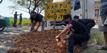 Warga menguruk lubang di jalan provinsi ruas Randublatung-Cepu, Kabupaten Blora, Minggu, 31 Mei 2026. (Eko Wicaksono/Lingkarjateng.id)