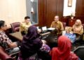 Pemkot Salatiga Perkuat Kawasan Tanpa Rokok, Pelanggar Bakal Disanksi 27 Wali Kota Salatiga Robby Hernawan berdiskusi tentang kawasan tanpa rokok dengan Dinkes dan Muhammadiyah Tobacco Control Center (MTCC) di ruang kerjanya, Senin, 11 Mei 2026. (Dok. Prokompim Setda Salatiga/Lingkarjateng.id)