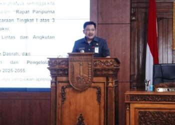 Wali Kota Salatiga Robby Hernawan menyampaikan 3 Raperda dalam rapat paripurna di Ruang Bhineka Tunggal Ika, DPRD Kota Salatiga, Senin, 25 Mei 2026. (Dok.Prokompim Setda Salatiga/Lingkarjateng.id)