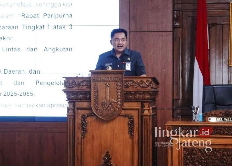 Wali Kota Salatiga Ajukan 3 Raperda Strategis, Angkutan Jalan hingga Pengelolaan BMD 25 Wali Kota Salatiga Robby Hernawan menyampaikan 3 Raperda dalam rapat paripurna di Ruang Bhineka Tunggal Ika, DPRD Kota Salatiga, Senin, 25 Mei 2026. (Dok.Prokompim Setda Salatiga/Lingkarjateng.id)