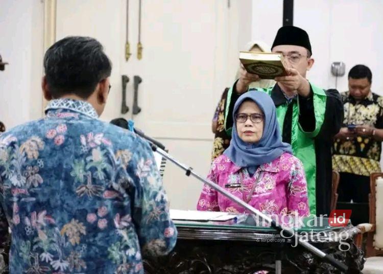 Kadis Koperasi dan UMKM, Siti Subiati Resmi Jadi Pj Sekda Pati 25 Kepala Dinas Koperasi dan UMKM Siti Subiati diambil sumpah jabatan sebagai Penjabat (Pj) Sekretaris Daerah (Sekda) Pati pada Kamis, 21 Mei 2026 di Ruang Pringgitan Pendopo Kabupaten Pati. (Dok. Pribadi/Lingkarjateng.id)
