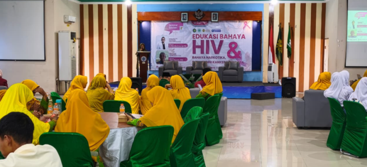 Seminar Nasyiatul Aisyiyah, Remaja Kendal Dibekali Edukasi HIV dan Bahaya Narkoba 25 Pimpinan Daerah Nasyiatul Aisyiyah Kendal menggelar seminar Edukasi Bahaya HIV, Narkoba, dan Kanker Payudara diikuti pelajar dan kaum perempuan di Gedung UMKABA, Sabtu (9/5/2026). Foto : Elza Nur Fauziah/ Lingkar