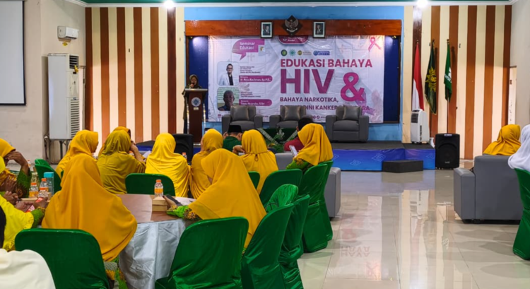 Pimpinan Daerah Nasyiatul Aisyiyah Kendal menggelar seminar Edukasi Bahaya HIV, Narkoba, dan Kanker Payudara diikuti pelajar dan kaum perempuan di Gedung UMKABA, Sabtu (9/5/2026). Foto : Elza Nur Fauziah/ Lingkar