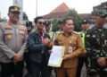 Plt Bupati Pekalongan Sukirman menemui mahasiswa dalam aksi damai Aliansi Mahasiswa Pekalongan Raya di depan Kantor Bupati Pekalongan,  di depan Kantor Bupati Pekalongan, Selasa, 5 Mei 2026 sore. (Fahri Akbar/Lingkarjateng.id)