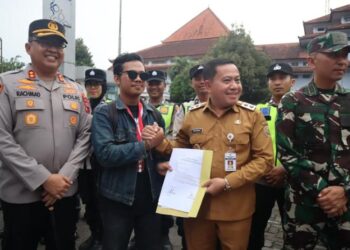 Plt Bupati Pekalongan Sukirman menemui mahasiswa dalam aksi damai Aliansi Mahasiswa Pekalongan Raya di depan Kantor Bupati Pekalongan,  di depan Kantor Bupati Pekalongan, Selasa, 5 Mei 2026 sore. (Fahri Akbar/Lingkarjateng.id)