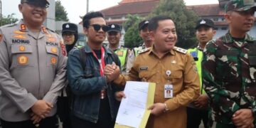 Plt Bupati Pekalongan Sukirman menemui mahasiswa dalam aksi damai Aliansi Mahasiswa Pekalongan Raya di depan Kantor Bupati Pekalongan,  di depan Kantor Bupati Pekalongan, Selasa, 5 Mei 2026 sore. (Fahri Akbar/Lingkarjateng.id)