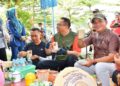 Ngopi Bareng Bakul Jajan, Sukirman Dorong UMKM Jadi Penggerak Ekonomi Pekalongan 28 Plt Bupati Pekalongan Sukirman menikmati jajanan di UMKM Center Kedungwuni, Jumat, 8 Mei 2026. (Fahri Akbar/Lingkarjateng.id)