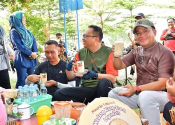 Plt Bupati Pekalongan Sukirman menikmati jajanan di UMKM Center Kedungwuni, Jumat, 8 Mei 2026. (Fahri Akbar/Lingkarjateng.id)