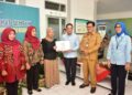 Wakil Menteri Kesehatan RI Benjamin Paulus Octavianus menyerahkan sertifikat sembuh kepada sembilan penyintas TBC di Gedung Paru Sehat RS Paru dr. Ario Wirawan (RSPAW) Salatiga, Senin, 29 Juni 2026. (Dok.Prokompim Setda Salatiga/Lingkarjateng.id)