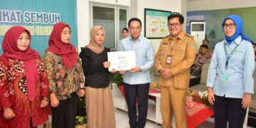 Wakil Menteri Kesehatan RI Benjamin Paulus Octavianus menyerahkan sertifikat sembuh kepada sembilan penyintas TBC di Gedung Paru Sehat RS Paru dr. Ario Wirawan (RSPAW) Salatiga, Senin, 29 Juni 2026. (Dok.Prokompim Setda Salatiga/Lingkarjateng.id)