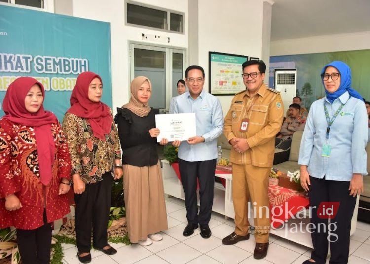 Wakil Menteri Kesehatan RI Benjamin Paulus Octavianus menyerahkan sertifikat sembuh kepada sembilan penyintas TBC di Gedung Paru Sehat RS Paru dr. Ario Wirawan (RSPAW) Salatiga, Senin, 29 Juni 2026. (Dok.Prokompim Setda Salatiga/Lingkarjateng.id)