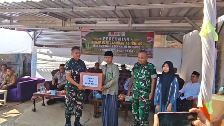 Bhakti TNI Kodim 0719 Jepara, Renovasi Panti Asuhan Al Ikhlas Mlonggo Diresmikan 25 Dandim 0719/Jepara, Letkol Arm Ranna Hidfitriyadi, meresmikan hasil renovasi Panti Asuhan Al-Ikhlas di Desa Suwawal, Kecamatan Mlonggo, Kabupaten Jepara. Foto : Tomi Budianto/Lingkar