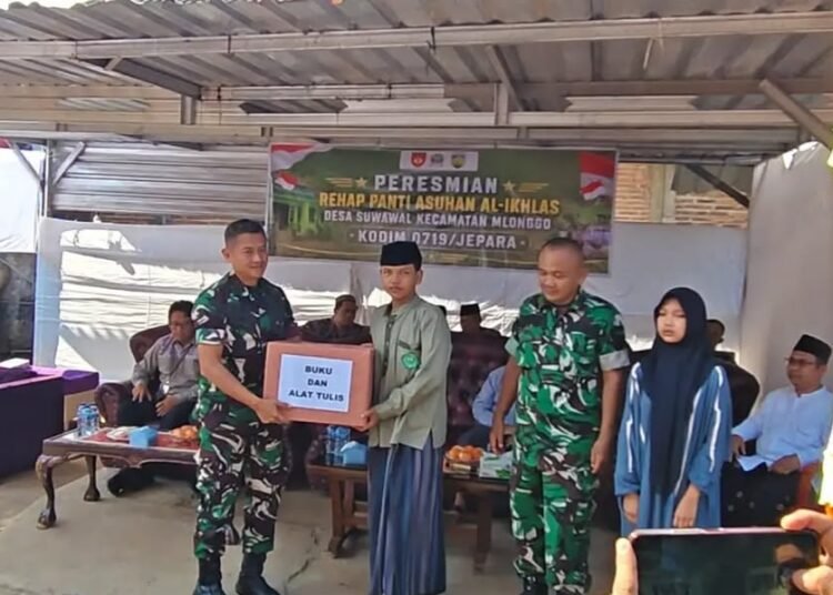 Dandim 0719/Jepara, Letkol Arm Ranna Hidfitriyadi, meresmikan hasil renovasi Panti Asuhan Al-Ikhlas di Desa Suwawal, Kecamatan Mlonggo, Kabupaten Jepara. Foto : Tomi Budianto/Lingkar