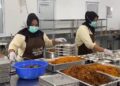 Status Suspend Dicabut, 10 SPPG di Kudus Kembali Beroperasi Usai Perbaiki IPAL 36 Ilustrasi: Relawan SPPG saat menyiapkan MBG di dapur. Foto : Abror/Lingkar