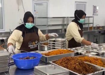 Status Suspend Dicabut, 10 SPPG di Kudus Kembali Beroperasi Usai Perbaiki IPAL 25 Ilustrasi: Relawan SPPG saat menyiapkan MBG di dapur. Foto : Abror/Lingkar