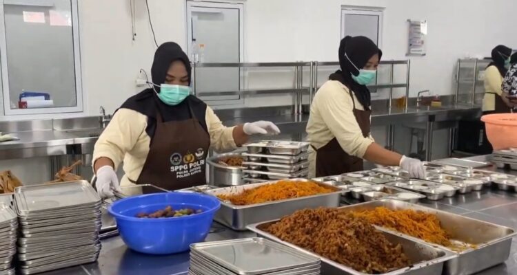 Ilustrasi: Relawan SPPG saat menyiapkan MBG di dapur. Foto : Abror/Lingkar