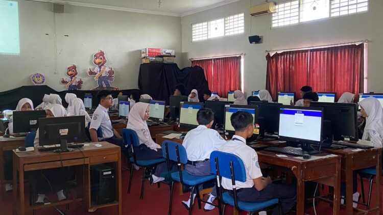 Pelaksanaan Tes Kemampuan Akademik disalah satu sekolah di Kudus. Foto : Abror/Lingkar