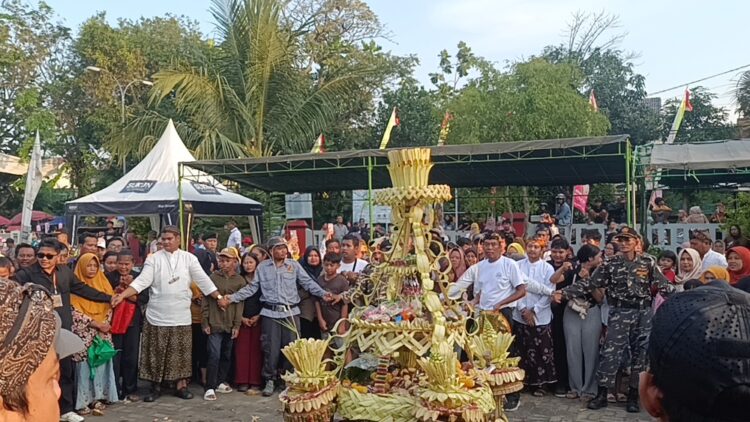 Kirab Tebokan Kaliputu, Ratusan Warga Kudus Berebut Gunungan Jenang 25 Tradisi Kirab Tebokan Kaliputu di Kudus. Foto : Dok.pribadi/lingkar