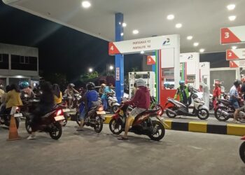 Harga Pertamax Naik, Daya Beli BBM Bersubsidi Pertalite di SPBU Kudus Meningkat 25 Antrean panjang kendaraan terlihat di sejumlah stasiun pengisian bahan bakar umum (SPBU) di Kabupaten Kudus. Foto : Ahmad Abror/Lingkar