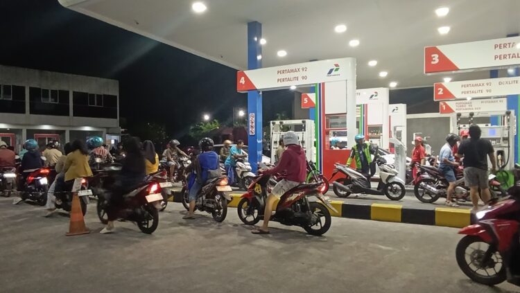 Harga Pertamax Naik, Daya Beli BBM Bersubsidi Pertalite di SPBU Kudus Meningkat 25 Antrean panjang kendaraan terlihat di sejumlah stasiun pengisian bahan bakar umum (SPBU) di Kabupaten Kudus. Foto : Ahmad Abror/Lingkar