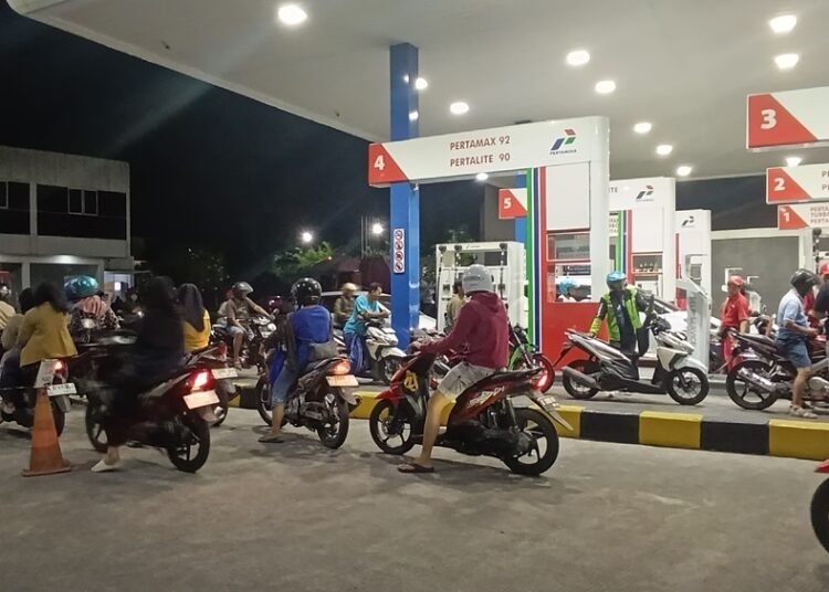Harga Pertamax Naik, Daya Beli BBM Bersubsidi Pertalite di SPBU Kudus Meningkat 25 Antrean panjang kendaraan terlihat di sejumlah stasiun pengisian bahan bakar umum (SPBU) di Kabupaten Kudus. Foto : Ahmad Abror/Lingkar