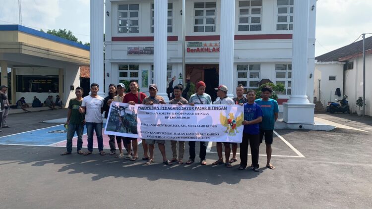 Sejumlah pedagang pasar Bitingan Kudus adukan dugaan markup proyek Kanopi ke Kejari Kudus. Foto : Abror/Lingkar