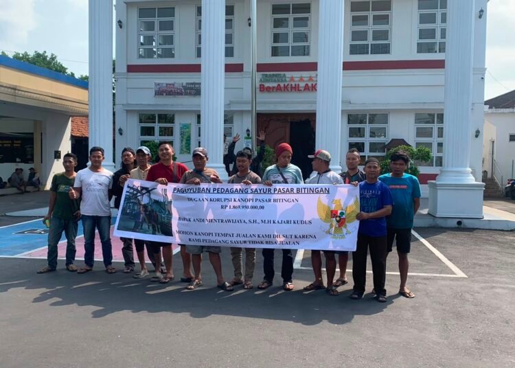 Sejumlah pedagang pasar Bitingan Kudus adukan dugaan markup proyek Kanopi ke Kejari Kudus. Foto : Abror/Lingkar