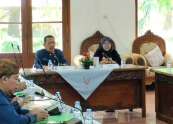 Sekda Eko Djumartono saat memimpin rapat koordinasi yang digelar di Pendapa Belakang Kabupaten Kudus, Selasa (23/6). Foto :Dok.Pemkab Kudus/Lingkar