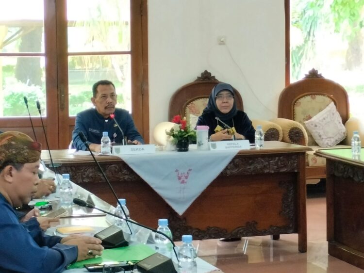 Pemkab Kudus Percepat Penyusunan Laporan ProSN Semester I Tahun 2026 25 Sekda Eko Djumartono saat memimpin rapat koordinasi yang digelar di Pendapa Belakang Kabupaten Kudus, Selasa (23/6). Foto :Dok.Pemkab Kudus/Lingkar