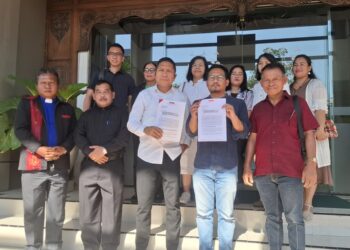 Kuasa hukum Palito (baju putih) bersama dengan klienya saat mendatangi Kantor Kejati Jateng untuk meminta perlindungan hukum. Foto : Rizky S/Lingkar