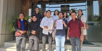 Kuasa hukum Palito (baju putih) bersama dengan klienya saat mendatangi Kantor Kejati Jateng untuk meminta perlindungan hukum. Foto : Rizky S/Lingkar