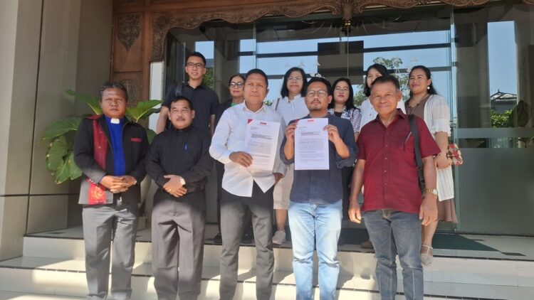 Kuasa hukum Palito (baju putih) bersama dengan klienya saat mendatangi Kantor Kejati Jateng untuk meminta perlindungan hukum. Foto : Rizky S/Lingkar