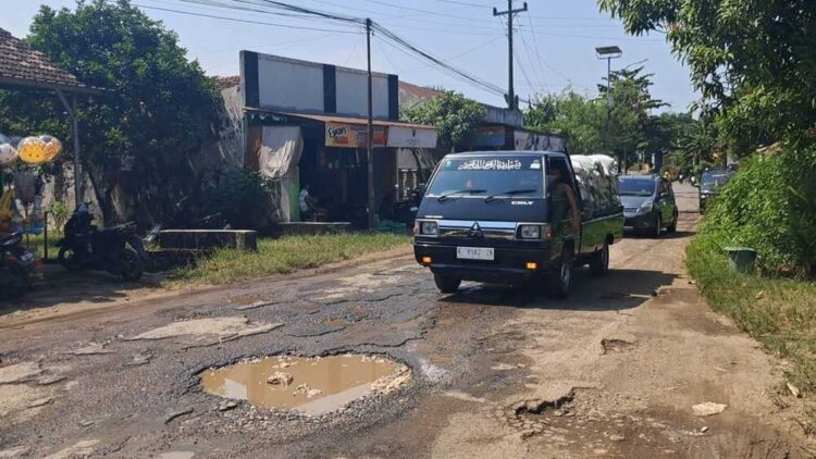 Kondisi jalan rusak di wilayah Kabupaten Jepara. Foto : Tomi Budianto/Lingkar
