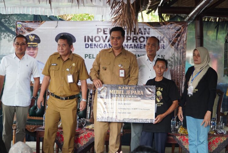 Bupati Jepara, Witiarso Utomo (Mas Wiwit) saat menyerahkan Kartu Mebel Jepara Bagi Karyawan Mebel di TIC Kartini Jepara. Foto : Tomi Budianto/Lingkar