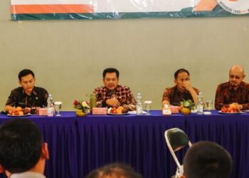 107 UMKM dan Kampung Soesoe Randuacir Salatiga Jadi Penggerak Ekonomi Warga 25 Lurah Randuacir, Indra Permadi (kiri) saat menerima kunjungan kerja Wali Kota Salatiga Robby Hernawan di kantornya, belum lama ini. (Dok.Prokompim Setda Salatiga/Lingkarjateng.id)