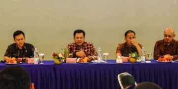 Lurah Randuacir, Indra Permadi (kiri) saat menerima kunjungan kerja Wali Kota Salatiga Robby Hernawan di kantornya, belum lama ini. (Dok.Prokompim Setda Salatiga/Lingkarjateng.id)