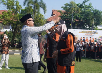 825 Petugas SE2026 Batang Siap Bergerak, Bupati Faiz : Akurasi Data jadi Kunci Pembangunan Daerah 25 Bupati Batang M Faiz Kurniawan saat Apel Siaga pelaksanaan SE26 dan penyematan rompi petugas di halaman Pendopo Kabupaten Batang, Jumat (12/6/2026). Foto:Dok.Batangkab.go.id/Lingkar