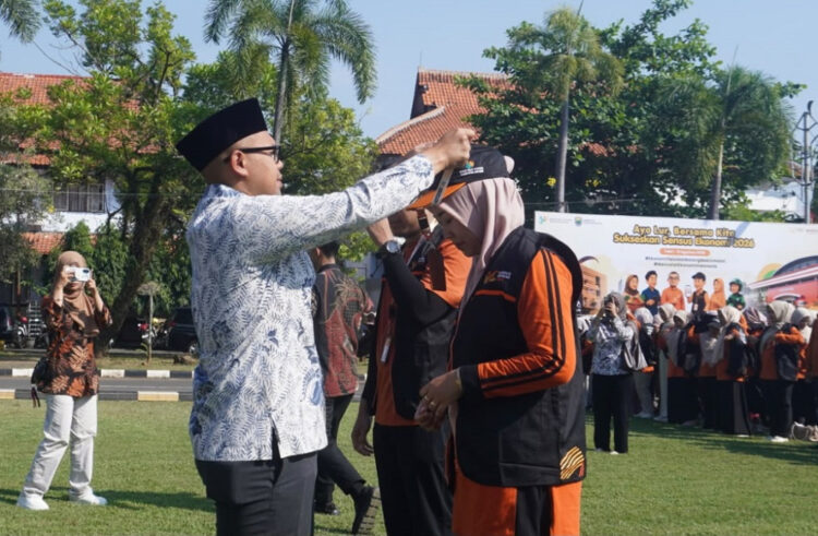 Bupati Batang M Faiz Kurniawan saat Apel Siaga pelaksanaan SE26 dan penyematan rompi petugas di halaman Pendopo Kabupaten Batang, Jumat (12/6/2026). Foto:Dok.Batangkab.go.id/Lingkar