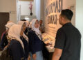Program Jelajah Ruang, BNN Batang Ajak Pelajar Anti-Narkoba 34 Sejumlah pelajar SMK Negeri 1 Batang (kiri), menyimak penjelasan petugas seputar jenis-jenis narkoba, saat berkunjung di Kantor BNN Kabupaten Batang. Foto: Dok.Pemkab Batang/Lingkar