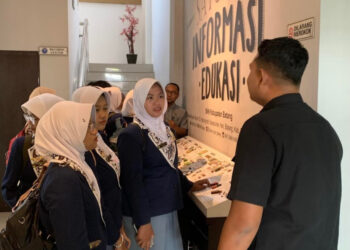 Sejumlah pelajar SMK Negeri 1 Batang (kiri), menyimak penjelasan petugas seputar jenis-jenis narkoba, saat berkunjung di Kantor BNN Kabupaten Batang. Foto: Dok.Pemkab Batang/Lingkar