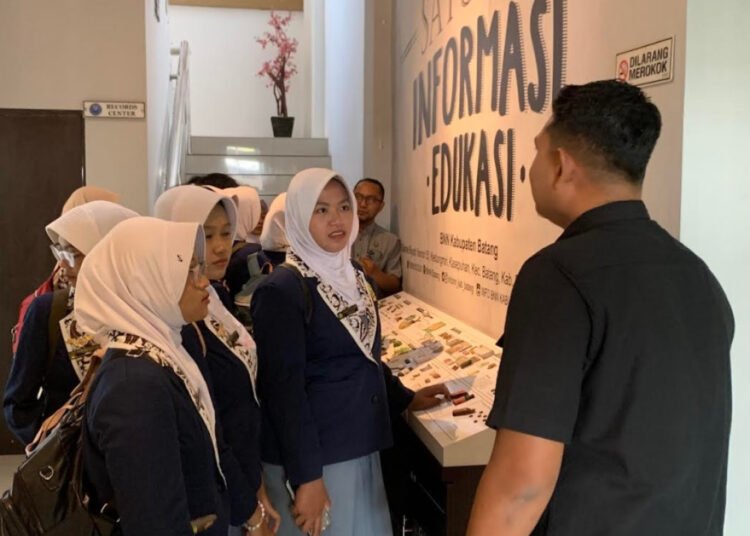 Sejumlah pelajar SMK Negeri 1 Batang (kiri), menyimak penjelasan petugas seputar jenis-jenis narkoba, saat berkunjung di Kantor BNN Kabupaten Batang. Foto: Dok.Pemkab Batang/Lingkar