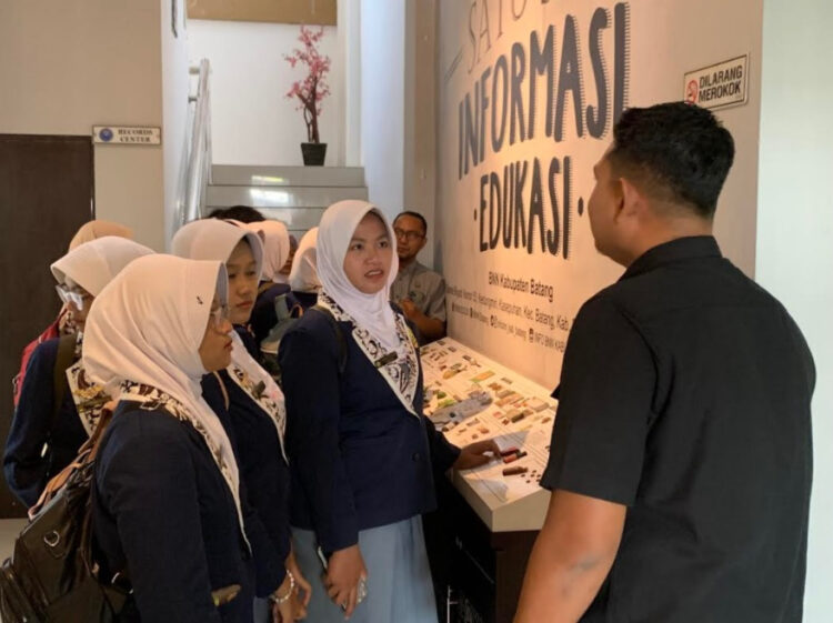 Sejumlah pelajar SMK Negeri 1 Batang (kiri), menyimak penjelasan petugas seputar jenis-jenis narkoba, saat berkunjung di Kantor BNN Kabupaten Batang. Foto: Dok.Pemkab Batang/Lingkar