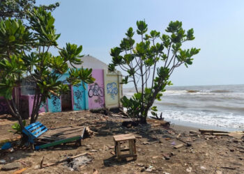 Kondisi sejumlah warung di sekitar Pantai Sigandu rusak diterjang abrasi dan rob. Foto : batangkab.go.id/Lingkar