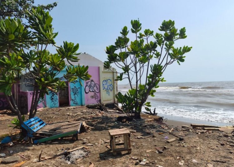 Kondisi sejumlah warung di sekitar Pantai Sigandu rusak diterjang abrasi dan rob. Foto : batangkab.go.id/Lingkar