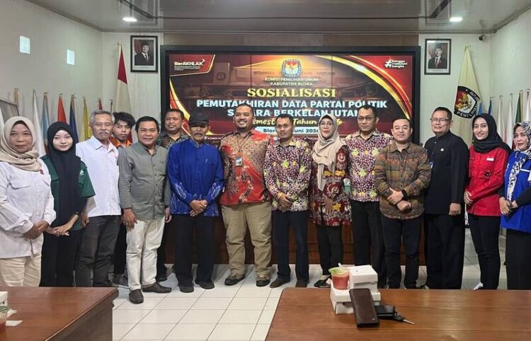 Bawaslu Blora Imbau Partai Politik Perbarui Data Kepengurusan 25 Bawaslu melakukan sosialisasi pemutakhiran data partai politik. Foto : Dok.Bawaslu Blora/Lingkar